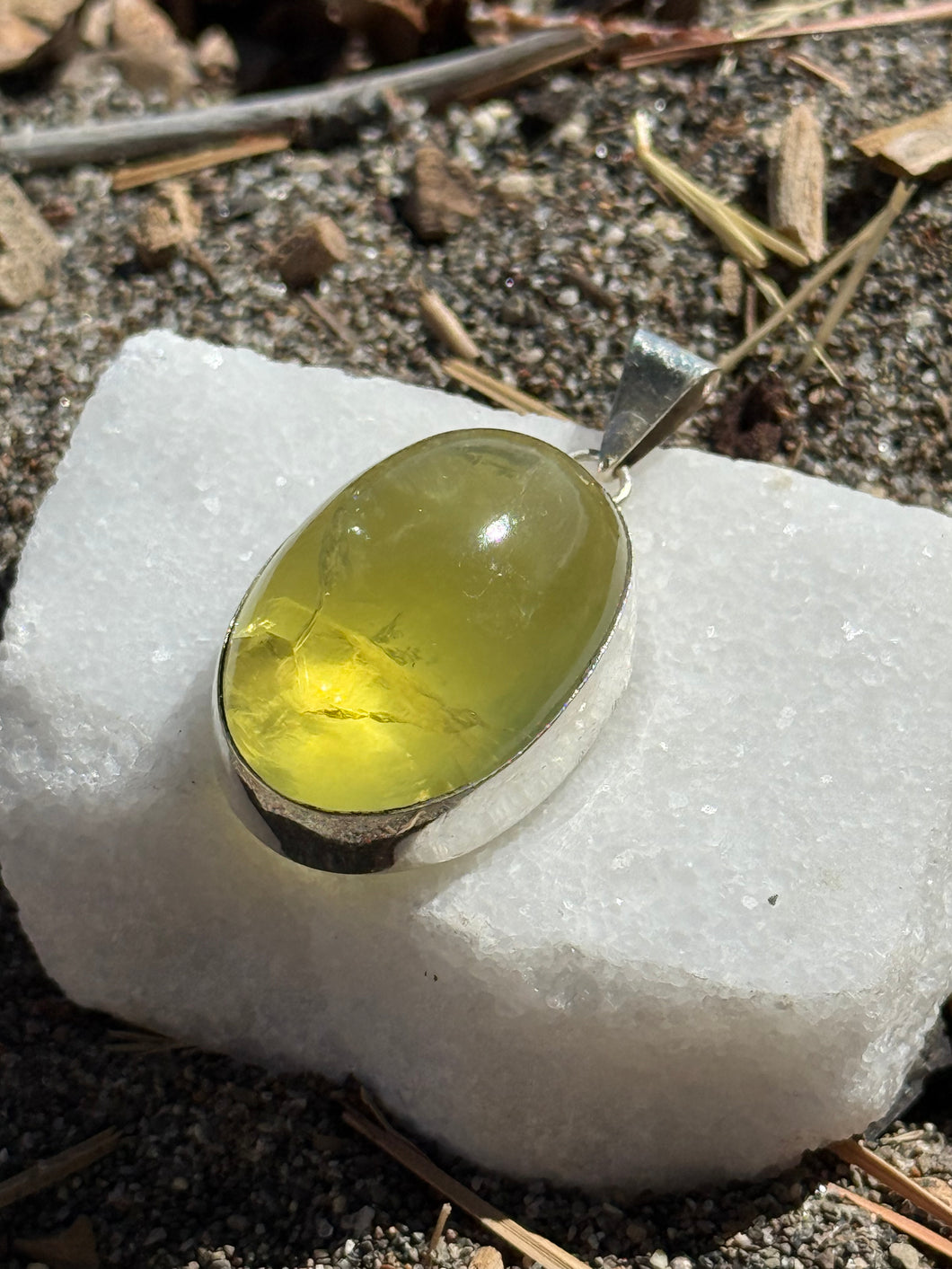 💛 Sterling Silver Yellow-Green Amber Gemstone Pendant – Stone of Renewal & Vitality 💛